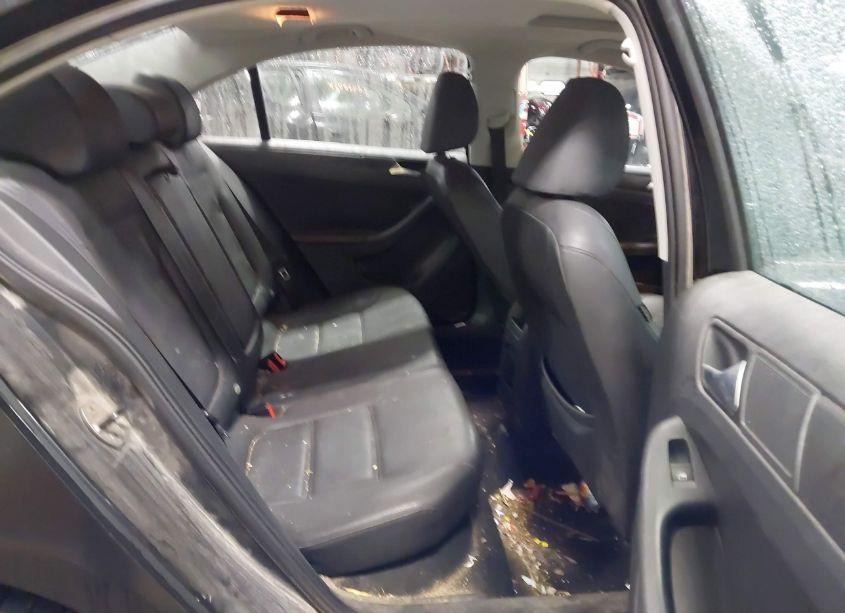 Photo 8 of 2011 Volkswagen Jetta 2.5L SE (VIN 3VWDX7AJ0BM307369)