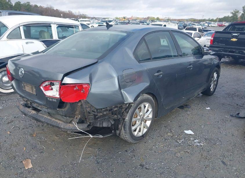 Photo 4 of 2011 Volkswagen Jetta SE (VIN 3VWDX7AJ0BM339206)