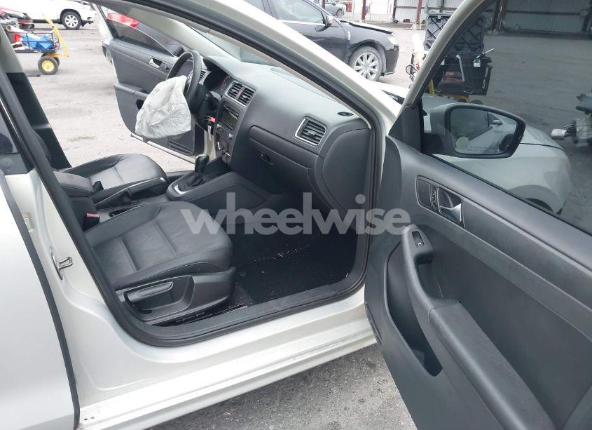 Photo 5 of 2011 Volkswagen Jetta 2.5L SE (VIN 3VWDX7AJ0BM366289)
