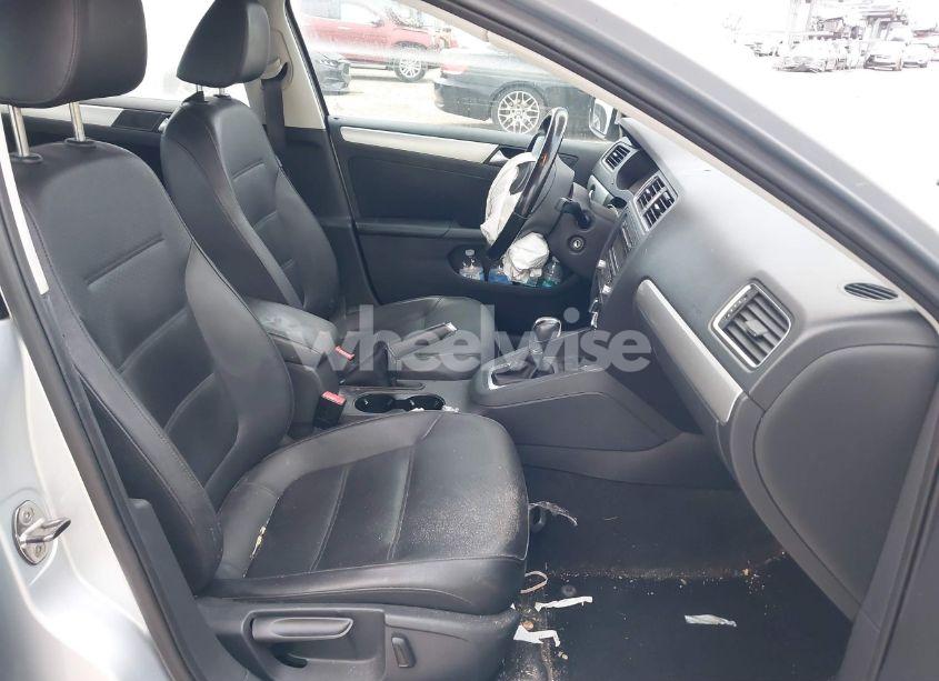 Photo 5 of 2013 Volkswagen Jetta 2.5L SE (VIN 3VWDX7AJ0DM384908)