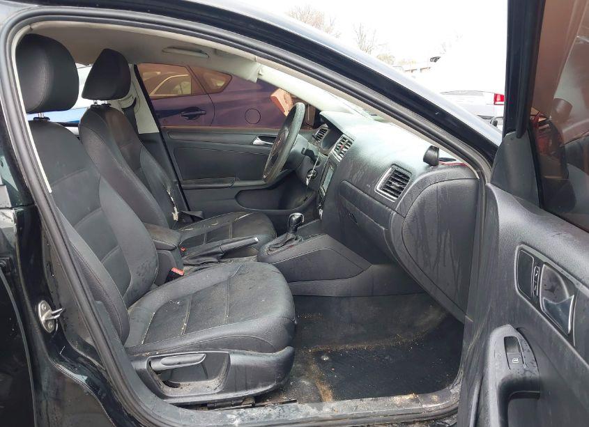 Photo 5 of 2011 Volkswagen Jetta 2.5L SE (VIN 3VWDX7AJ1BM310975)