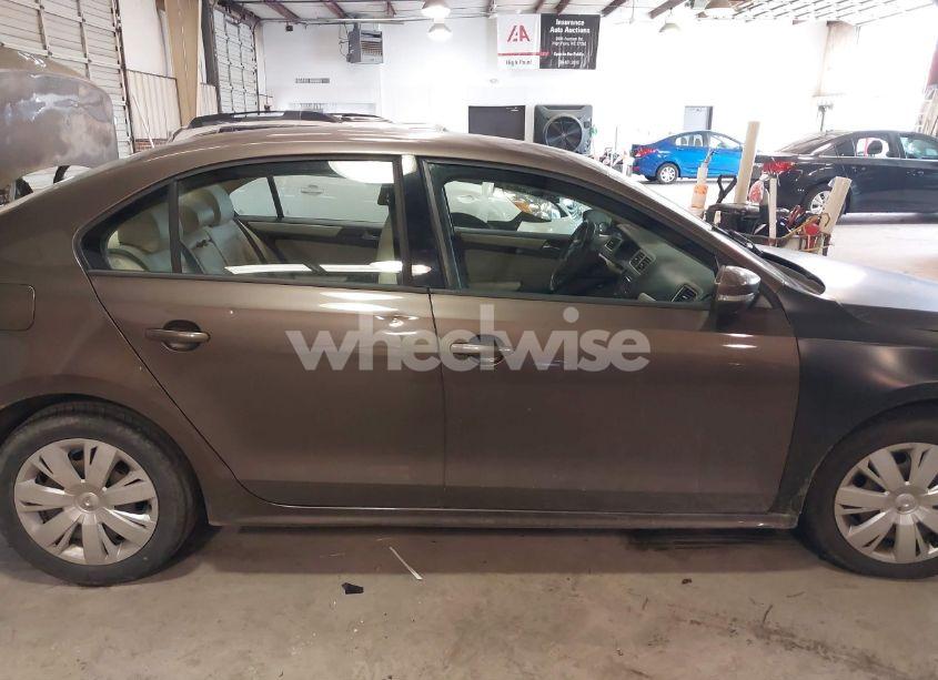 Photo 13 of 2011 Volkswagen Jetta 2.5L SE (VIN 3VWDX7AJ1BM320275)