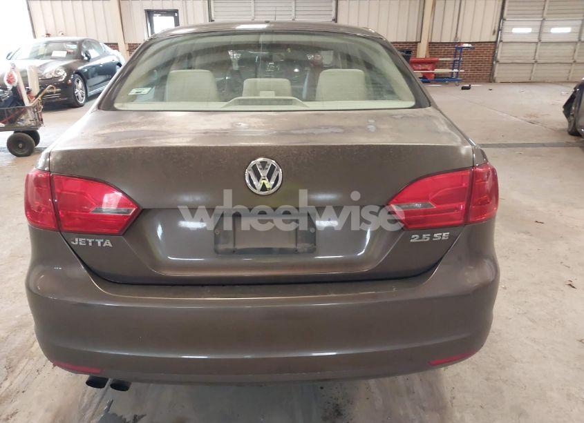 Photo 16 of 2011 Volkswagen Jetta 2.5L SE (VIN 3VWDX7AJ1BM320275)