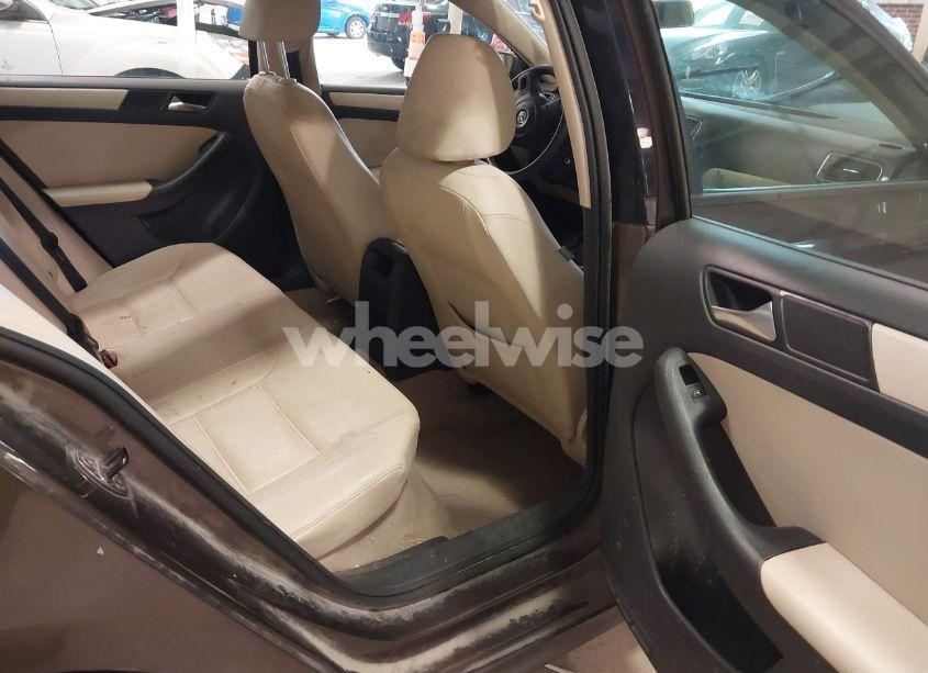 Photo 8 of 2011 Volkswagen Jetta 2.5L SE (VIN 3VWDX7AJ1BM320275)