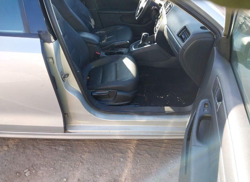 Photo 5 of 2011 Volkswagen Jetta 2.5L SE (VIN 3VWDX7AJ1BM347024)