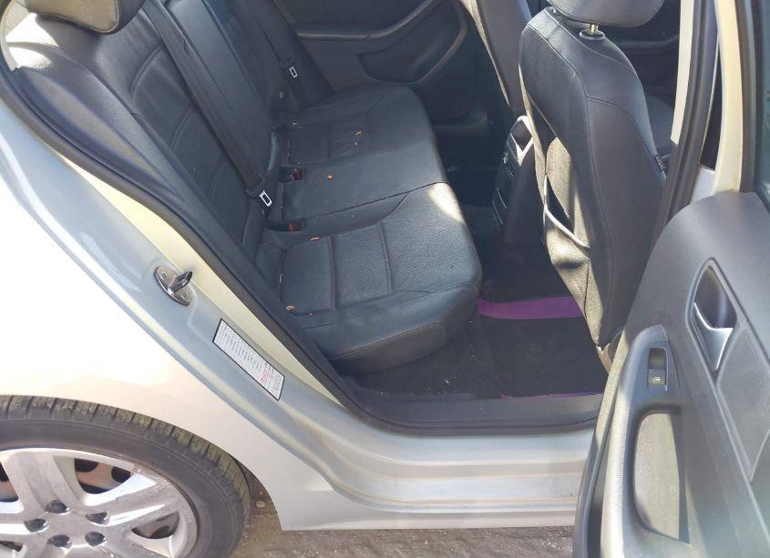 Photo 8 of 2011 Volkswagen Jetta 2.5L SE (VIN 3VWDX7AJ1BM347024)