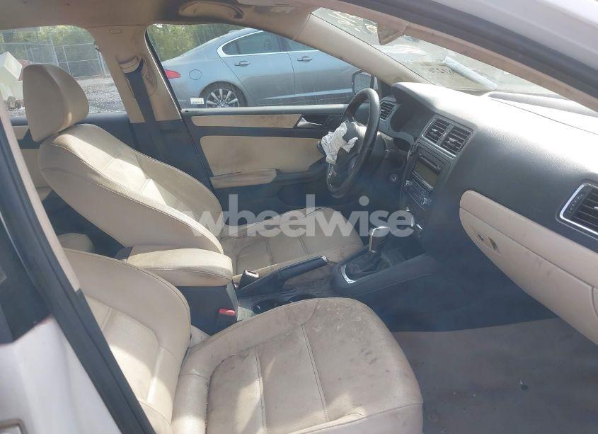 Photo 5 of 2011 Volkswagen Jetta 2.5L SE (VIN 3VWDX7AJ1BM349792)