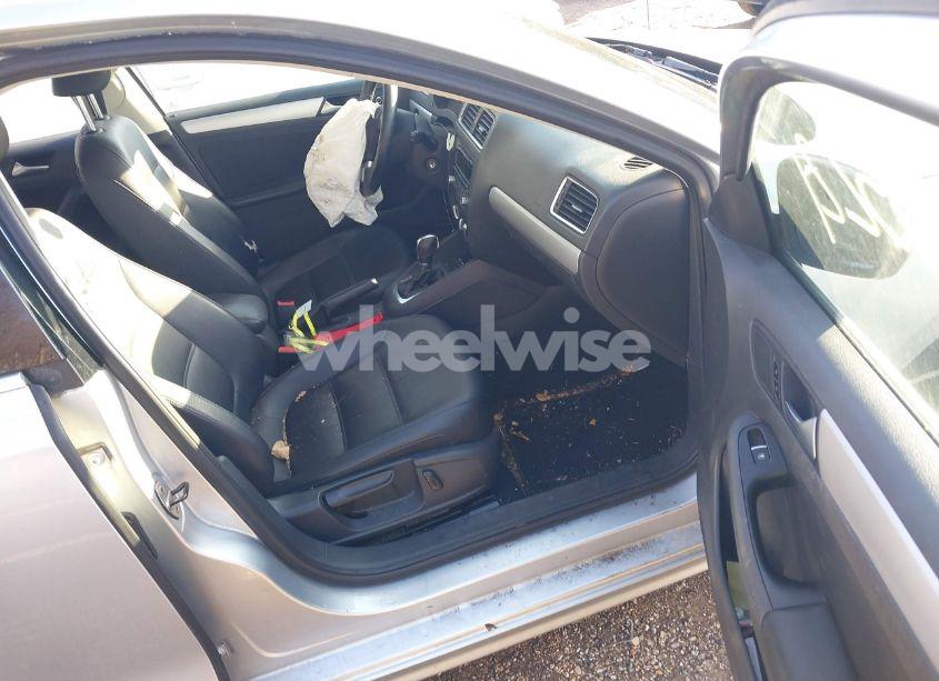 Photo 5 of 2013 Volkswagen Jetta 2.5L SE (VIN 3VWDX7AJ1DM253518)