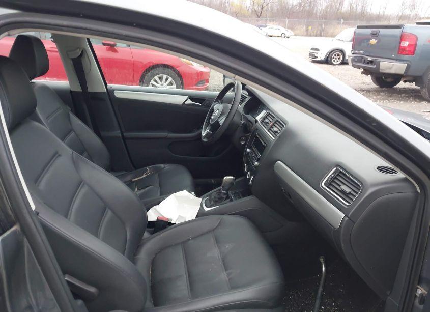 Photo 5 of 2013 Volkswagen Jetta 2.5L SE (VIN 3VWDX7AJ1DM388403)