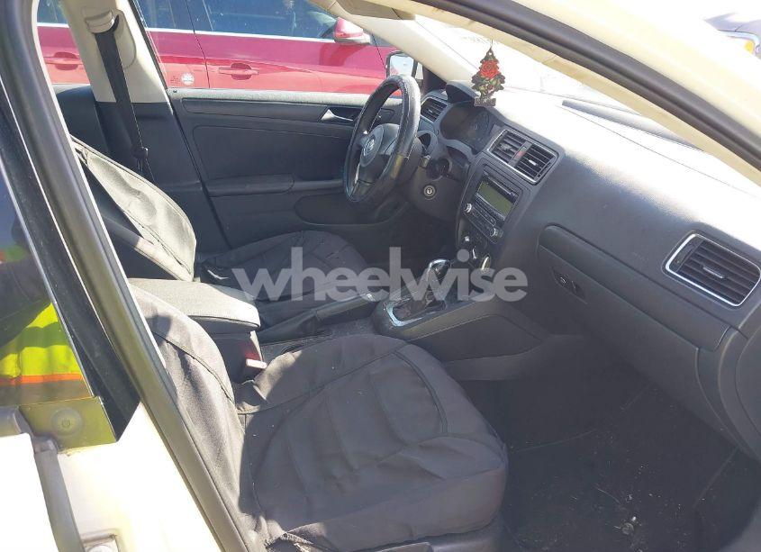 Photo 5 of 2011 Volkswagen Jetta 2.5L SE (VIN 3VWDX7AJ2BM088849)