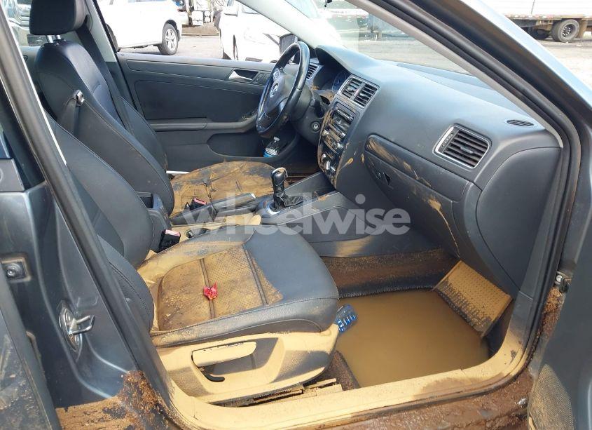 Photo 5 of 2012 Volkswagen Jetta 2.5L SE (VIN 3VWDX7AJ2CM420502)