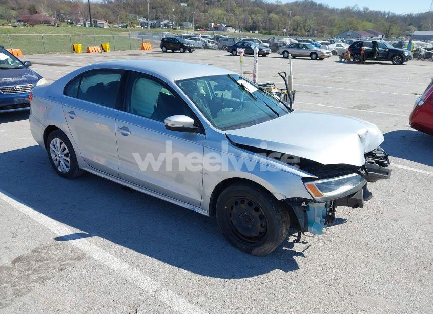 2013 Volkswagen Jetta 2.5L SE (VIN 3VWDX7AJ2DM255391) main photo