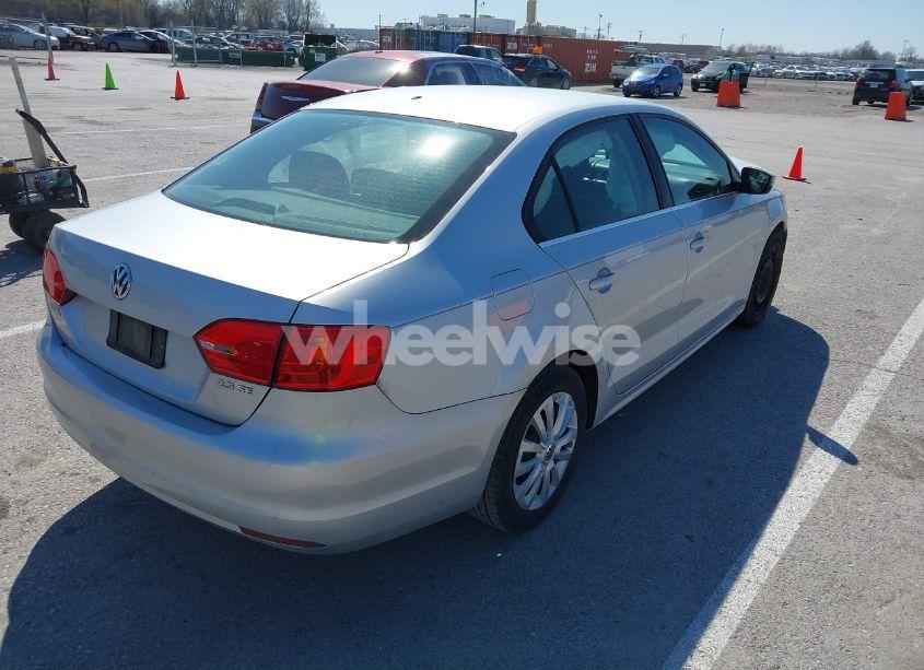 Photo 4 of 2013 Volkswagen Jetta 2.5L SE (VIN 3VWDX7AJ2DM255391)