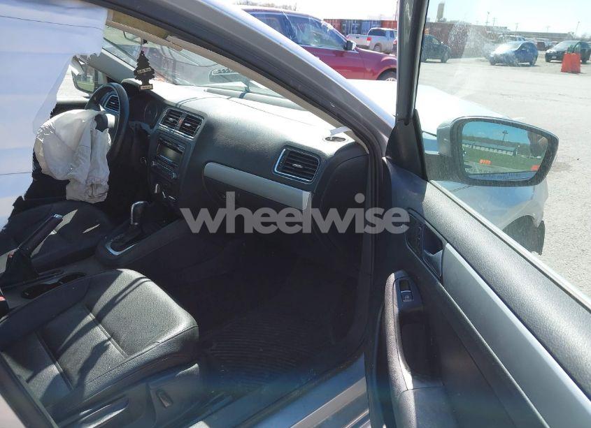 Photo 5 of 2013 Volkswagen Jetta 2.5L SE (VIN 3VWDX7AJ2DM255391)