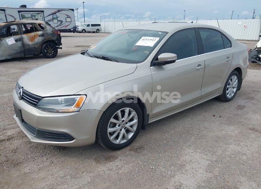 Photo 2 of 2013 Volkswagen Jetta 2.5L SE (VIN 3VWDX7AJ2DM296040)