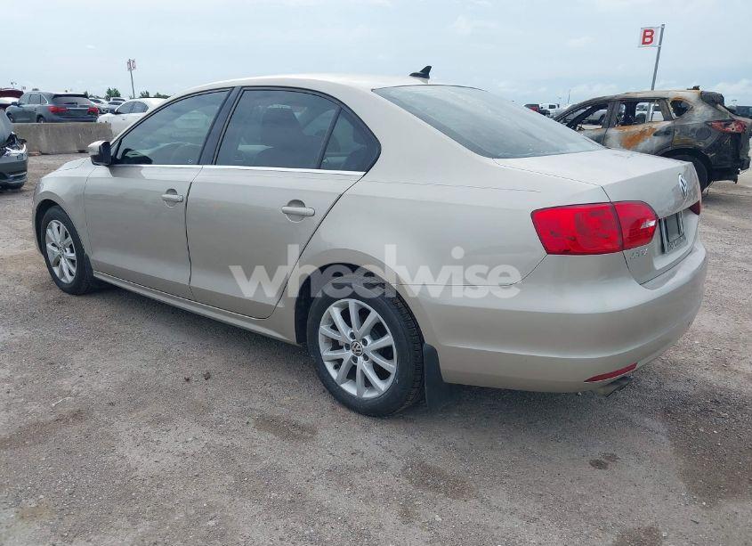 Photo 3 of 2013 Volkswagen Jetta 2.5L SE (VIN 3VWDX7AJ2DM296040)