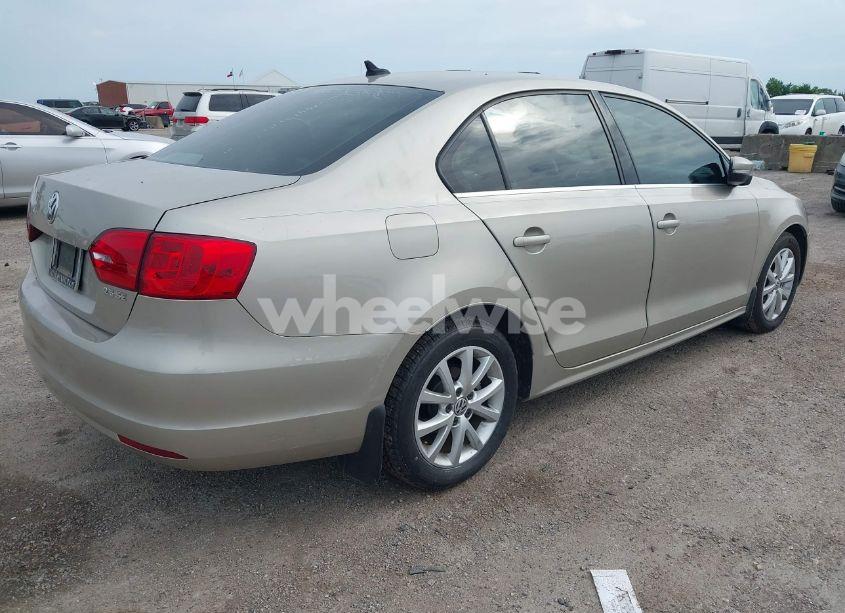 Photo 4 of 2013 Volkswagen Jetta 2.5L SE (VIN 3VWDX7AJ2DM296040)