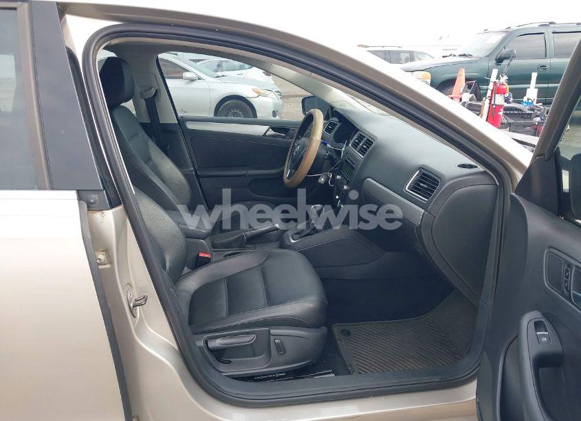 Photo 5 of 2013 Volkswagen Jetta 2.5L SE (VIN 3VWDX7AJ2DM296040)