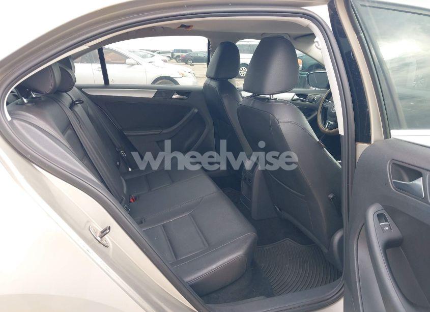 Photo 8 of 2013 Volkswagen Jetta 2.5L SE (VIN 3VWDX7AJ2DM296040)