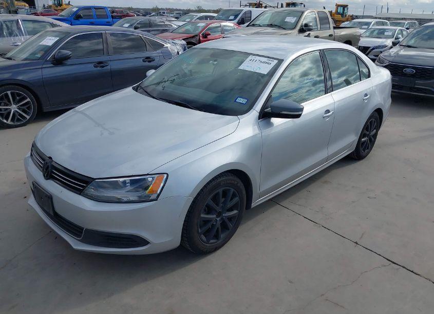 Photo 2 of 2013 Volkswagen Jetta 2.5L SE (VIN 3VWDX7AJ2DM365275)