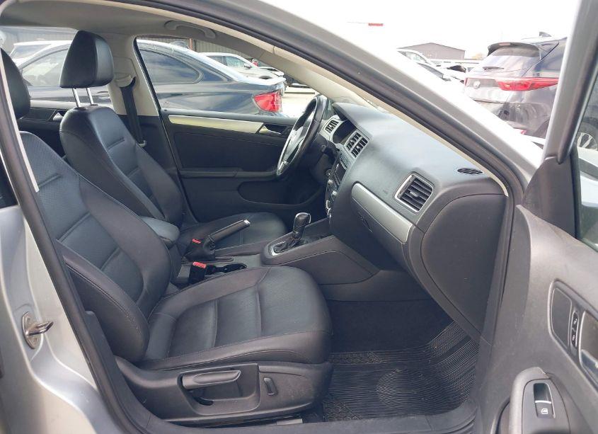 Photo 5 of 2013 Volkswagen Jetta 2.5L SE (VIN 3VWDX7AJ2DM365275)