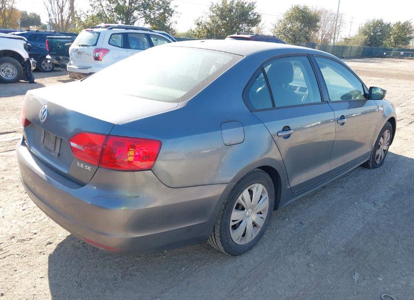 Photo 4 of 2011 Volkswagen Jetta 2.5L SE (VIN 3VWDX7AJ3BM321377)