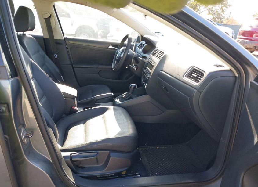 Photo 5 of 2011 Volkswagen Jetta 2.5L SE (VIN 3VWDX7AJ3BM321377)