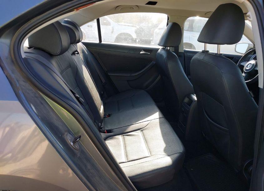 Photo 8 of 2011 Volkswagen Jetta 2.5L SE (VIN 3VWDX7AJ3BM321377)