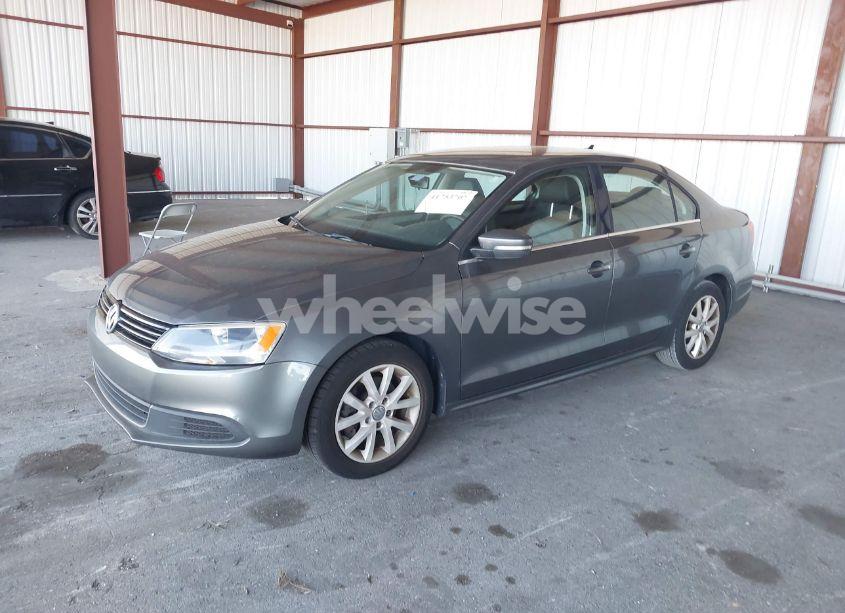 Photo 2 of 2013 Volkswagen Jetta 2.5L SE (VIN 3VWDX7AJ3DM254962)