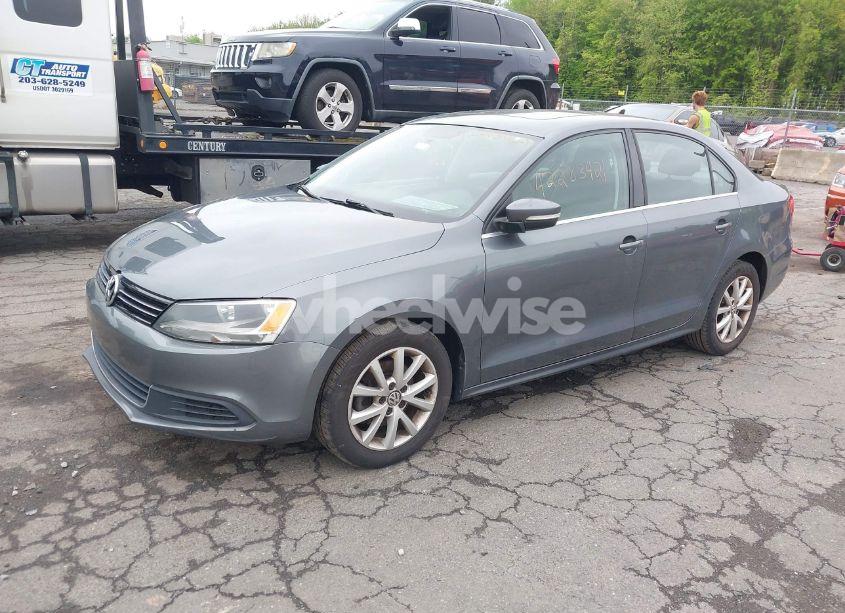 Photo 2 of 2013 Volkswagen Jetta 2.5L SE (VIN 3VWDX7AJ3DM397748)