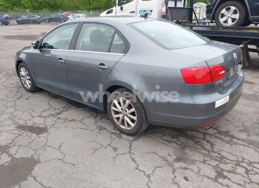 Photo 3 of 2013 Volkswagen Jetta 2.5L SE (VIN 3VWDX7AJ3DM397748)