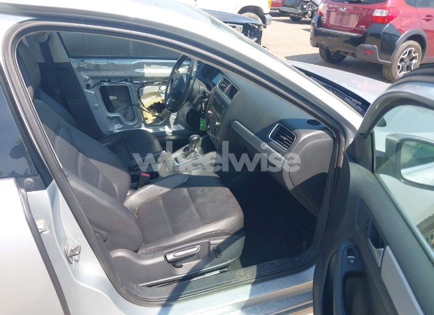 Photo 5 of 2013 Volkswagen Jetta 2.5L SE (VIN 3VWDX7AJ3DM404990)