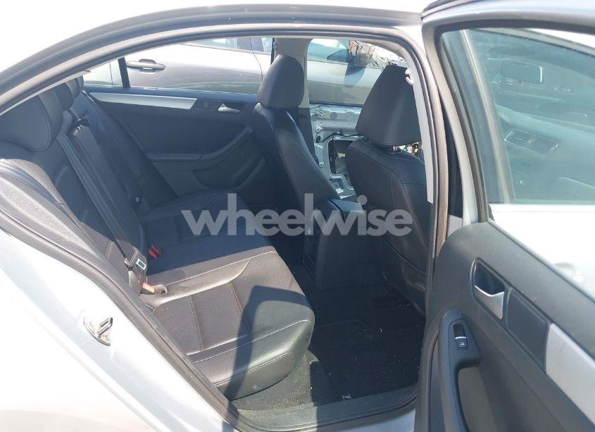 Photo 8 of 2013 Volkswagen Jetta 2.5L SE (VIN 3VWDX7AJ3DM404990)