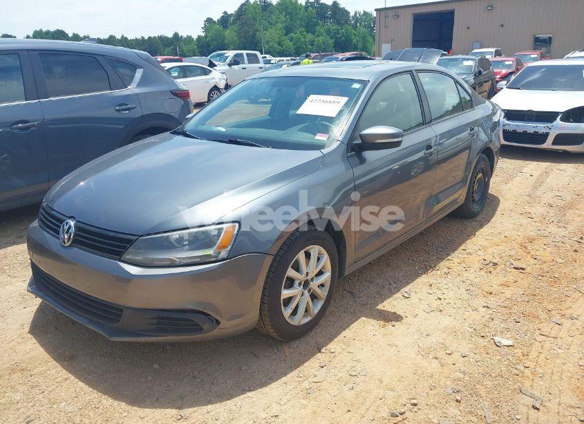 Photo 2 of 2011 Volkswagen Jetta 2.5L SE (VIN 3VWDX7AJ4BM330203)