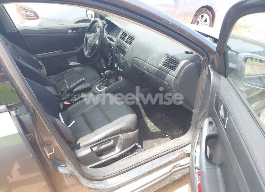 Photo 5 of 2011 Volkswagen Jetta 2.5L SE (VIN 3VWDX7AJ4BM330203)