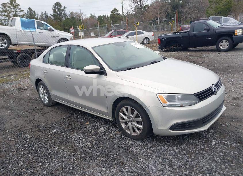 2011 Volkswagen Jetta 2.5L SE (VIN 3VWDX7AJ4BM352041) main photo