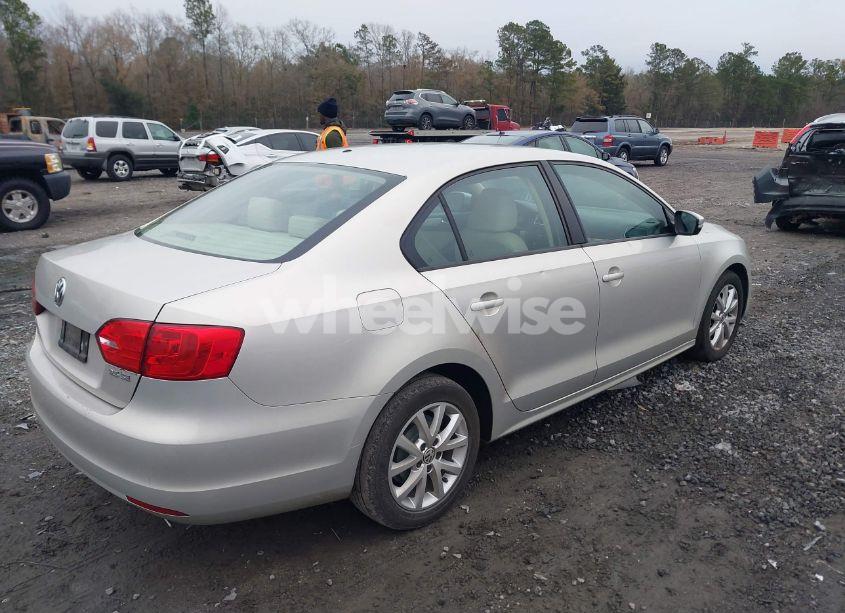 Photo 4 of 2011 Volkswagen Jetta 2.5L SE (VIN 3VWDX7AJ4BM352041)