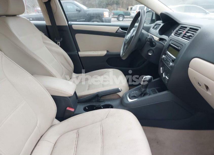 Photo 5 of 2011 Volkswagen Jetta 2.5L SE (VIN 3VWDX7AJ4BM352041)