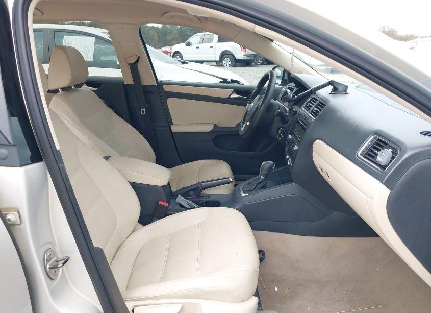 Photo 5 of 2011 Volkswagen Jetta 2.5L SE (VIN 3VWDX7AJ4BM368160)