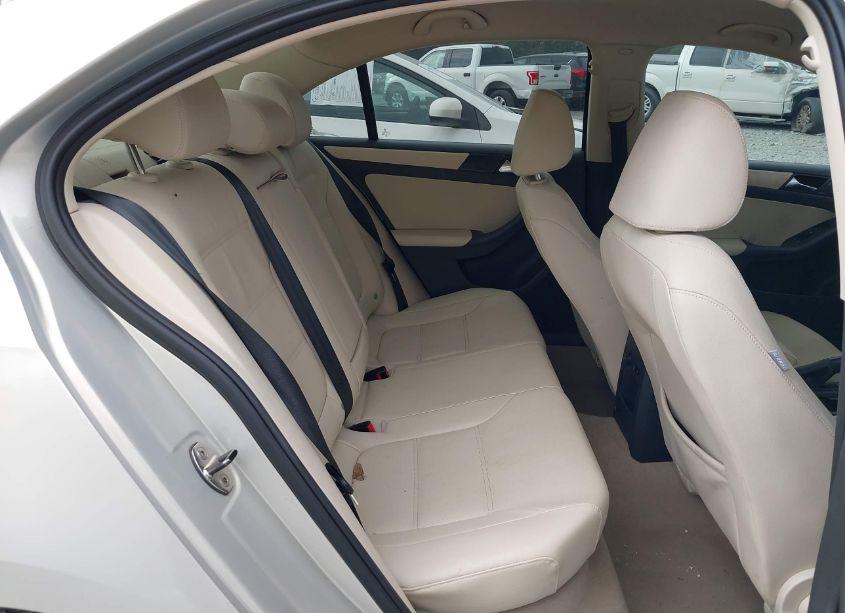 Photo 8 of 2011 Volkswagen Jetta 2.5L SE (VIN 3VWDX7AJ4BM368160)