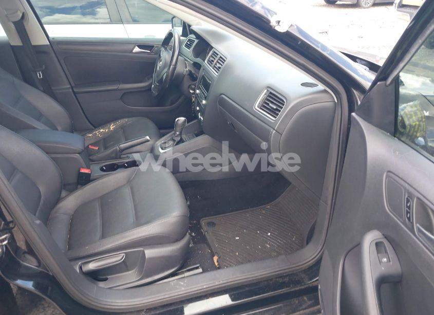 Photo 5 of 2012 Volkswagen Jetta 2.5L SE (VIN 3VWDX7AJ4CM411199)