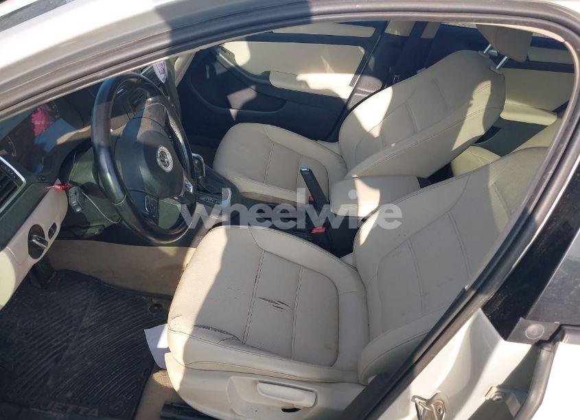 Photo 14 of 2011 Volkswagen Jetta 2.5L SE (VIN 3VWDX7AJ5BM322367)