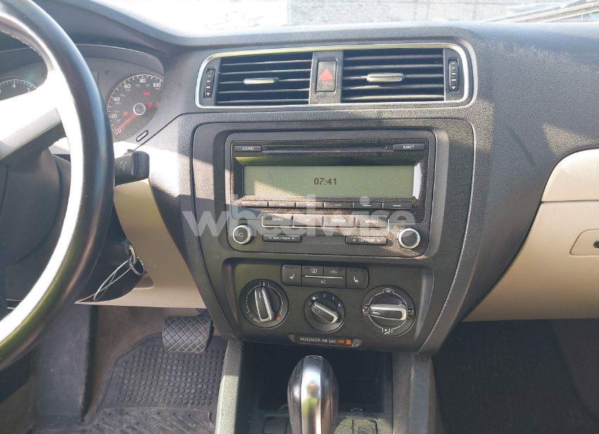 Photo 16 of 2011 Volkswagen Jetta 2.5L SE (VIN 3VWDX7AJ5BM322367)