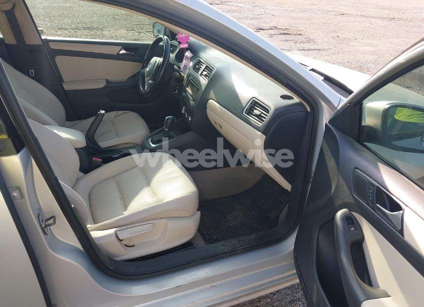 Photo 5 of 2011 Volkswagen Jetta 2.5L SE (VIN 3VWDX7AJ5BM322367)