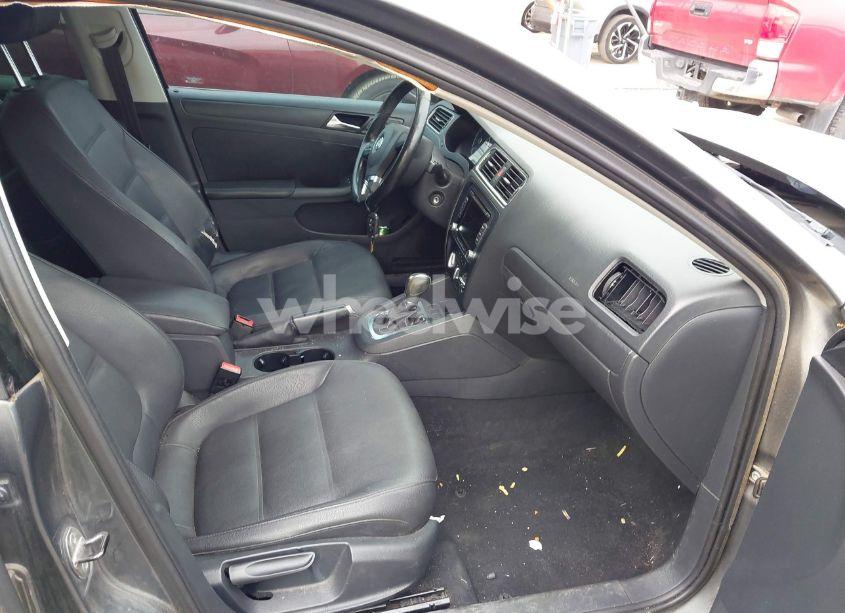 Photo 5 of 2012 Volkswagen Jetta 2.5L SE (VIN 3VWDX7AJ5CM326405)