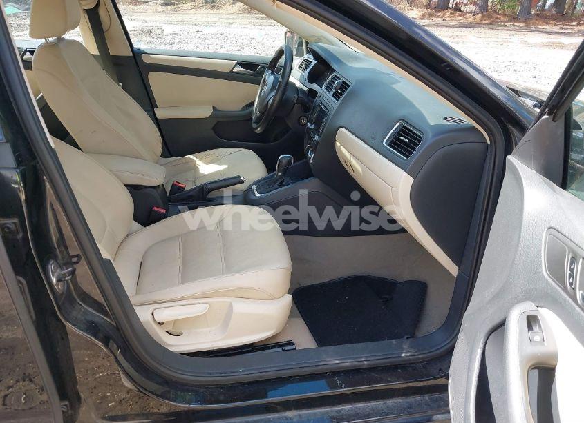 Photo 5 of 2012 Volkswagen Jetta 2.5L SE (VIN 3VWDX7AJ5CM351398)