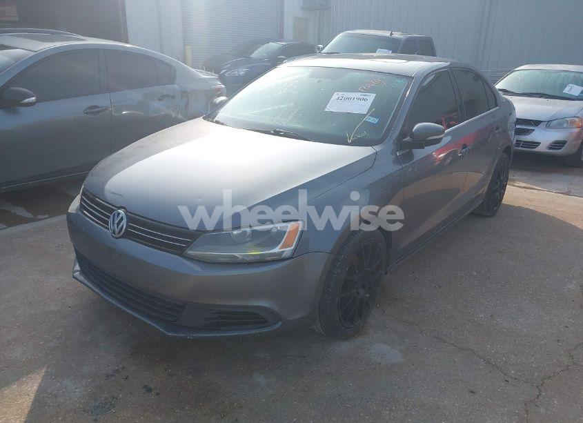 Photo 2 of 2013 Volkswagen Jetta 2.5L SE (VIN 3VWDX7AJ5DM446495)