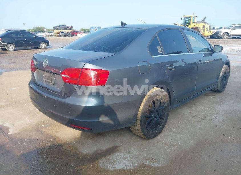 Photo 4 of 2013 Volkswagen Jetta 2.5L SE (VIN 3VWDX7AJ5DM446495)