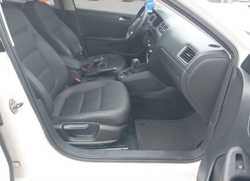 Photo 5 of 2011 Volkswagen Jetta 2.5L SE (VIN 3VWDX7AJ6BM331255)