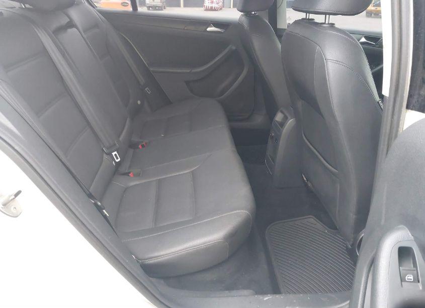 Photo 8 of 2011 Volkswagen Jetta 2.5L SE (VIN 3VWDX7AJ6BM331255)